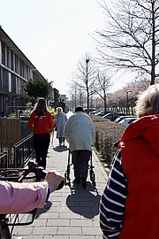 Met behulp van een leuke korte wandeling komen we in beweging. Rollator, wandelstokken, ander hulpmiddel, het maakt niet uit. Iedereen kan meelopen en een start maken met bewegen. We lopen gezellig met elkaar en genieten van al het moois wat we tegenkomen.