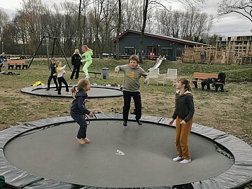 Spelende kinderen op Jeugdland Haven