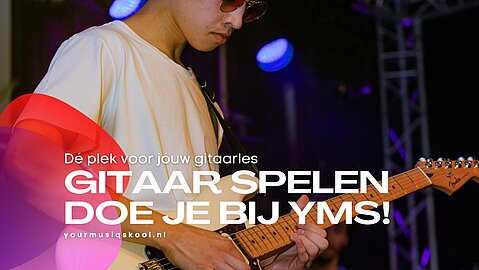 Een jongen die op een elektrische gitaar speelt bij Your Musiqskool