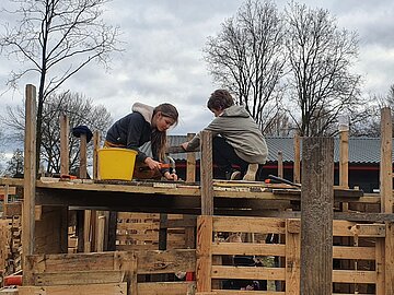 Kinderen die aan een hut bouwen
