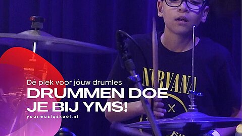 een jongen die drumt op een drumstel bij your musiqskool in almere.